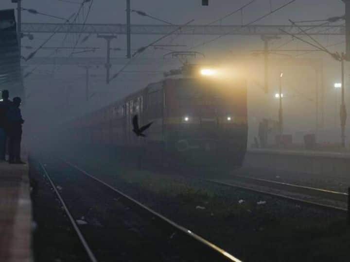 दिल्ली जाने वाली देरी से चल रही ट्रेनों में जम्मू तवी-नई दिल्ली राजधानी एक्सप्रेस शामिल है, जो 1 घंटे और 45 मिनट की देरी से है. बेंगलुरू-निजामुद्दीन राजधानी एक्सप्रेस एक घंटे और 10 मिनट की देरी से चल रही है. इसी तरह से भुवनेश्वर-नई दिल्ली राजधानी एक्सप्रेस 3.45 घंटे की देरी से चल रही है.