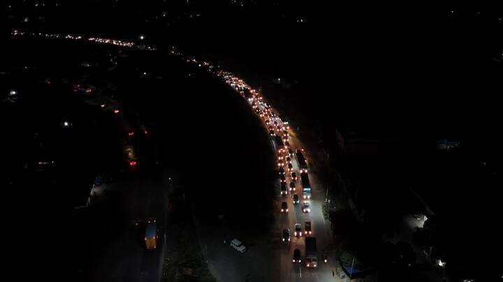 As the day came to an end, reports of traffic jams surfaced in various parts of Chennai since people returned from their hometowns to Chennai after the Pongal festivities (Credit: ABP Nadu)