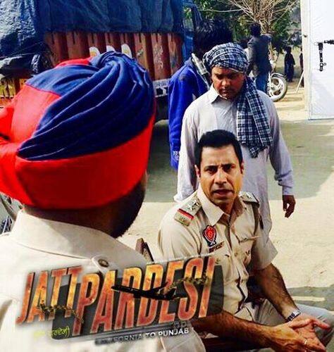 ਜਸਵਿੰਦਰ ਭੱਲਾ, ਕਰਮਜੀਤ ਅਨਮੋਲ ਤੇ ਬੀਨੂੰ ਢਿੱਲੋਂ ਨੇ ਸਰਦਾਰਸ ਟੇਕ ਨਾਮ ਦੇ ਯੂਟਿਊਬ ਚੈਨਲ ਨੂੰ ਇੰਟਰਵਿਊ ਦਿੱਤੀ ਸੀ। ਇਸ ਇੰਟਰਵਿਊ ਦੌਰਾਨ ਭੱਲਾ ਨੇ ਖੁਲਾਸਾ ਕੀਤਾ ਸੀ ਕਿ ਬੀਨੂੰ ਹਰ ਫਿਲਮ ਲਈ ਢਾਈ ਕਰੋੜ ਫੀਸ ਲੈਂਦੇ ਹਨ। ਉਨ੍ਹਾਂ ਦਾ ਇਹ ਵੀਡੀਓ ਕਾਫੀ ਵਾਇਰਲ ਵੀ ਹੋਇਆ ਸੀ।