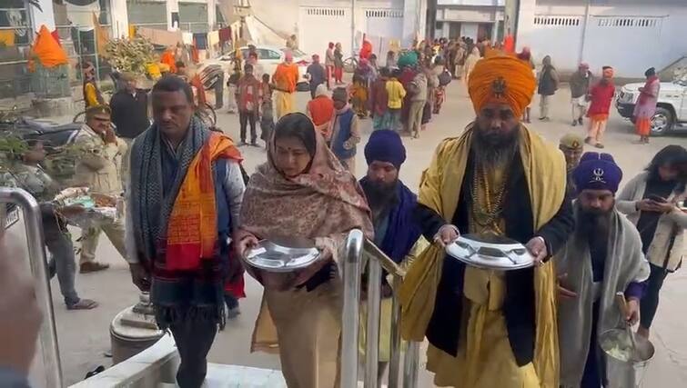 Nihang Baba Harjit Singh Rasulpura start Langar Sewa in Ayodhaya Ayodhaya Langar: ਨਿਹੰਗ ਹਰਜੀਤ ਸਿੰਘ ਵੱਲੋਂ ਅਯੋਧਿਆ 'ਚ ਲੰਗਰ ਸੇਵਾ ਸ਼ੁਰੂ, ਤਸਵੀਰਾਂ ਆਈਆਂ ਸਾਹਮਣੇ, ਮੀਨਾਕਸ਼ੀ ਲੇਖੀ ਵੀ ਪਹੁੰਚੀ