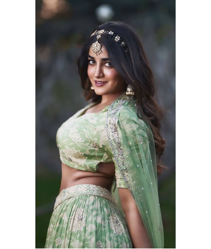 ఈ హీరోయిన్ తెలుగు అమ్మాయే. విజయవాడలో పుట్టిన ఈ సుందరి చదువుతున్న రోజుల నుంచే మోడలింగ్ స్టార్ట్ చేసింది. గల్ఫ్ అనే సినిమాతో ఇండస్ట్రీలోకి అడుగుపెట్టింది.(Images Source : Instagram/dimplehayathi)