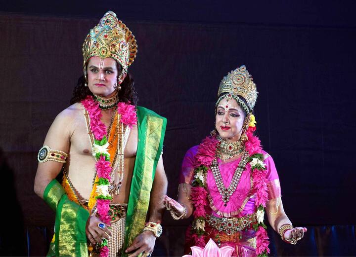 এই তারকা সংসাদের পারফরম্যান্স ঘিরে জনগণের মধ্যে উত্তেজনা ছিল চোখে পড়ার মতো। বলিনায়িকার অনুরাগীদের সংখ্যা নেহাৎ কম নয়।
