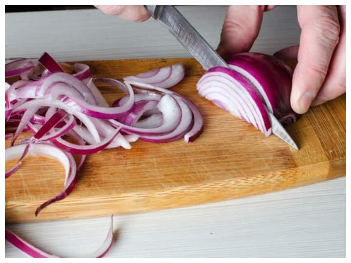 प्याज में सोडियम, फोलेट, पोटेशियम, विटामिन A, C, E, कैल्शियम, फास्फोरस और मैग्नीशियम जैसे कई पोषक तत्व पाए जाते हैं. ये सभी मिलकर प्याज को एक सुपरफूड बना देते हैं.