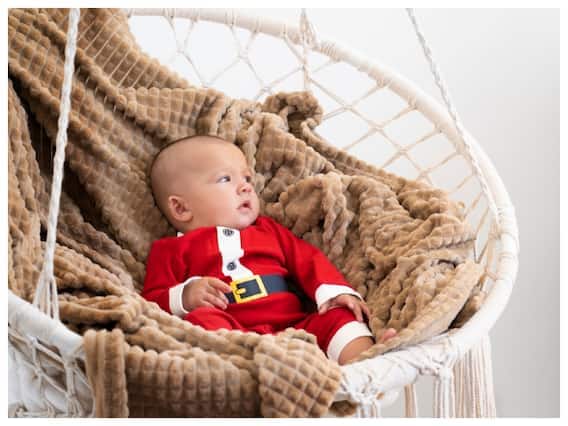 શિયાળામાં, હીટરનો ઉપયોગ બાળકના રૂમમાં ગરમી પેદા કરવા માટે થાય છે. પરંતુ એ ધ્યાનમાં રાખવું જરૂરી છે કે રૂમનું તાપમાન વધારે ન હોવું જોઈએ. ઓરડામાં તાપમાન 25-28 ડિગ્રી સેલ્સિયસ વચ્ચે હોવું જોઈએ.