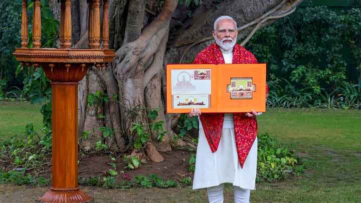 অযোধ্যার রাম মন্দির উদ্বোধন উপলক্ষে প্রকাশিত হল স্মারক ডাকটিকিট (commemorative postage stamps)। একটি নয়, একাধিক ডাকটিকিট প্রকাশ করা হয়েছে। রামায়ণের গুরুত্বপূর্ণ চরিত্র তাতে স্থান পেয়েছেন।