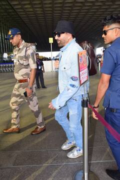 ब्लू डेनिम जैकेट और जींस के साथ ब्लैक कैप लगाए एयरपोर्ट पर स्टाइलिश अंदाज में स्पॉट हुए Sunny Deol, 'गदर 2' एक्टर ने अपनी स्माइल से जीता फैंस का दिल