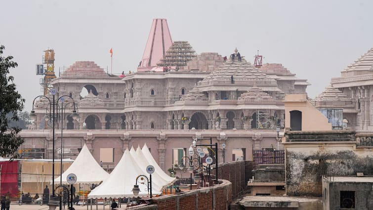 Ram Mandir Inauguration: লেজার আলোর দ্যুতি, কড়া নিরাপত্তা ব্যবস্থা, অযোধ্যায় ভিড় ভক্তদের
