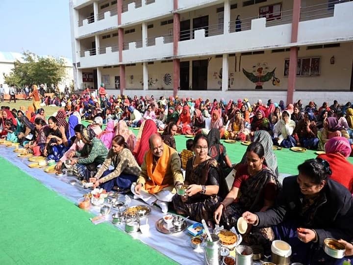 Rajasthan news Lok Sabha Speaker Om Birla had food with women in Tiffin with Didi program ann Rajasthan: ‘टिफिन विद दीदी’ कार्यक्रम में महिलाओं के साथ बैठकर लोकसभा अध्यक्ष ने किया भोजन, बढ़ाया आत्मविश्वास