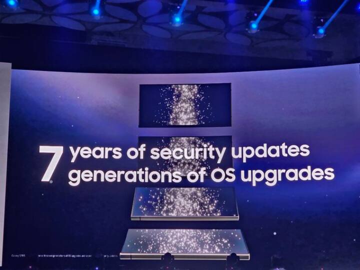 स्टोरेज वेरिएंट की बात करें तो बेस वेरिएंट को कंपनी ने 8GB रैम के साथ 128GB, 256GB और 512 GB	में लॉन्च किया है. प्लस और अल्ट्रा मॉडल को कंपनी ने 12GB रैम के साथ 256 और 512 GB में लॉन्च किया है. अल्ट्रा मॉडल में आपको 1 TB का भी ऑप्शन मिलता है.