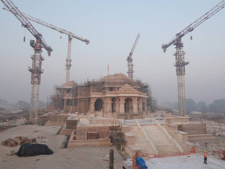 मंदिर में प्रवेश पूर्व में निर्मित सिंहद्वार से 32 सीढ़ी चढ़कर होगा. 32 सीढ़ियों की ऊंचाई कुल 16.5 फीट है. मंदिर में दिव्यांगजन और वृद्धजनों के लिए रैम्प एवं लिफ्ट की व्यवस्था की गई है.
