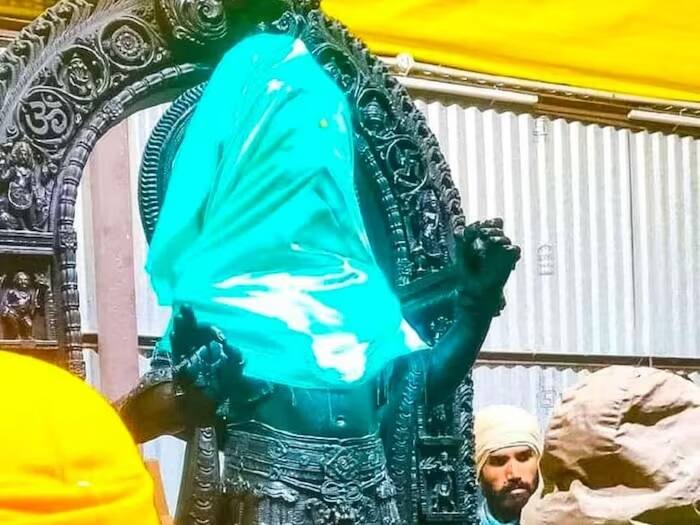 22 જાન્યુઆરીએ અભિષેક થયા બાદ અયોધ્યાનું ભવ્ય રામ મંદિર 23 જાન્યુઆરીથી સામાન્ય ભક્તો માટે ખૂલશે. જોકે, પ્રાણ પ્રતિષ્ઠા પહેલા જ અયોધ્યામાં રામભક્તોની ભીડ જામી છે. દેશના ખૂણે-ખૂણેથી ભક્તો અયોધ્યાધામ પહોંચી રહ્યા છે.