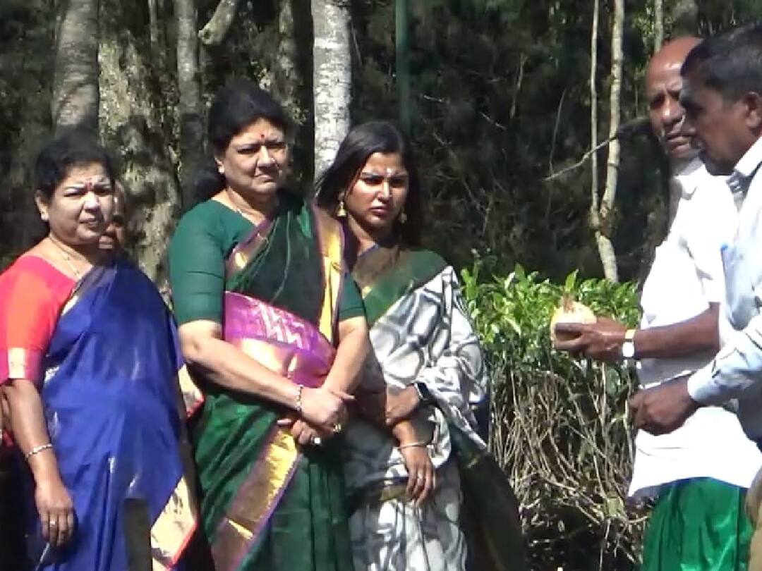 Sasikala In Kodanadu : கோடநாடு எஸ்டேட்டில் ஜெயலலிதா சிலை, மணிமண்டபம் ; பூமி பூஜை செய்த சசிகலா Kodanad Estate Statue of Jayalitha to be erected sasikala bhoomi poojai in nilgiris - TNN Sasikala In Kodanadu : கோடநாடு எஸ்டேட்டில் ஜெயலலிதா சிலை, மணிமண்டபம் ; பூமி பூஜை செய்த சசிகலா