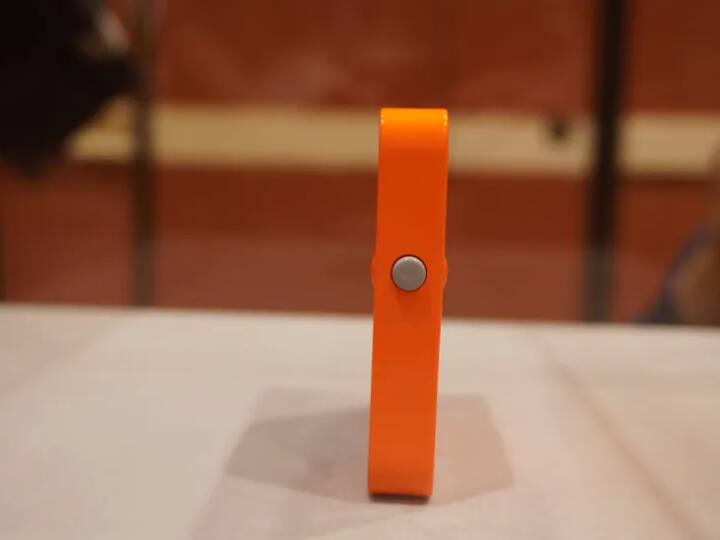 डाइमेंशन की बात करें तो ये 78mm*78mm*13mm का है और इसका वजन 115 ग्राम है. Rabbit R1 को मोबाइल को खत्म करने के लिए नहीं बनाया गया है बल्कि ये आपके सेकंड डिवाइस के रूप में मदद कर सकता है.