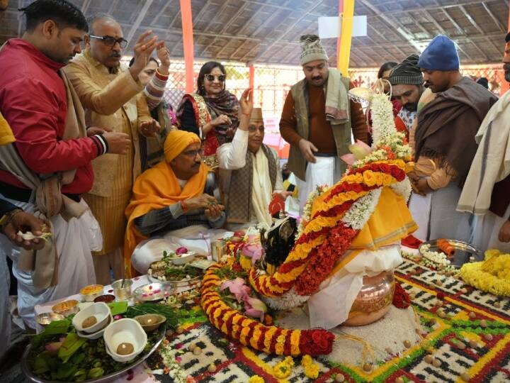उसमें सपरिवार रामजी की स्थापना और पूजा हुई. सायं पूजन और दिव्य आरती हुई.