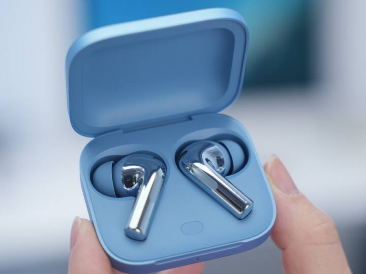 कंपनी ने बताया कि यूजर्स इन बड्स को महज 10 मिनट के चार्ज पर 7 घंटो के लिए यूज कर सकते हैं. वहीं, फुल चार्ज में ये ईयरबड्स आपको 44 घंटे का प्लेबैक ऑफर करेंगे.