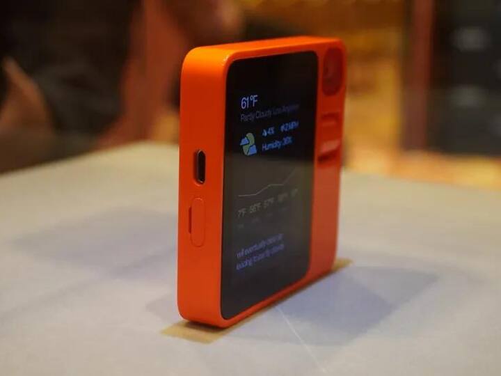 स्पेक्स की बात करें तो इसमें आपको Bluetooth 5.0 / Wi-Fi 2.4GHz + 5GHz / 4G LTE , MediaTek MT6765 Octa-core प्रोसेसर, ड्यूल माइक्रोफोन, 4GB रैम और 128GB स्टोरेज कैपेसिटी मिलती है. इसमें 2.88in TFT टच स्क्रीन भी दी गई है जिससे ये एक फोल्डेबल फोन की कवर स्क्रीन की तरह लगता है.