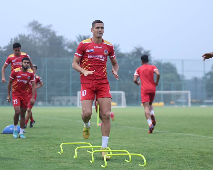 তবে দুই প্রধানের শেষ সাক্ষাতে শেষ হাসি হেসেছিল সবুজ-মেরুন শিবিরই।