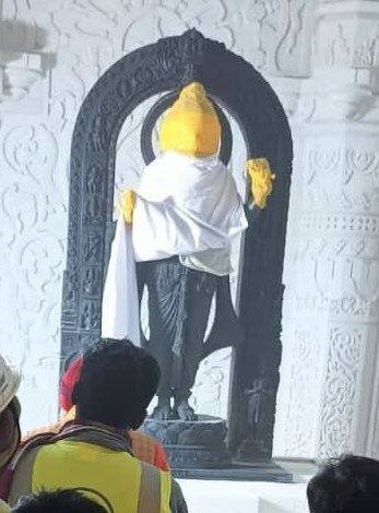 इससे पहले राम मंदिर में भगवान राम के बालरूप रामलला की मूर्ति गर्भगृह में रखी गई थी. श्रीराम जन्मभूमि तीर्थ क्षेत्र न्यास ने बताया कि गुरुवार (18 जनवरी) को गर्भगृह में रामलला की मूर्ति का प्रवेश कराया गया.