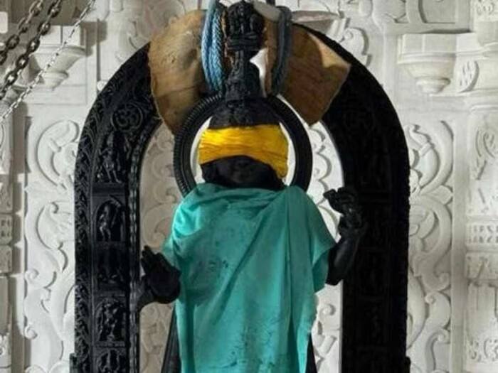 રામ મંદિરના ગર્ભગૃહમાં સ્થાપિત રામલલાની સ્થાવર પ્રતિમાની તસવીરો વિશ્વ હિન્દુ પરિષદે શેર કરી છે. VHPના મીડિયા પ્રભારી શરદ શર્મા દ્વારા શેર કરવામાં આવેલી આ તસવીરોમાં રામલલાની આંખો પર હજુ પણ પટ્ટી બાંધેલી છે, જેને પ્રાણ પ્રતિષ્ઠા બાદ હટાવી દેવામાં આવશે.