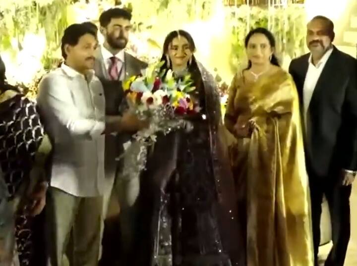 Andhra Pradesh CM YS Jagan Mohan Reddy reached at engagement ceremony of YS Sharmila son YS Raja Reddy बहन ने थामा कांग्रेस का 'हाथ', लेकिन भांजे की सगाई में गिले-शिकवे भूल शामिल होने पहुंचे सीएम जगन मोहन रेड्डी