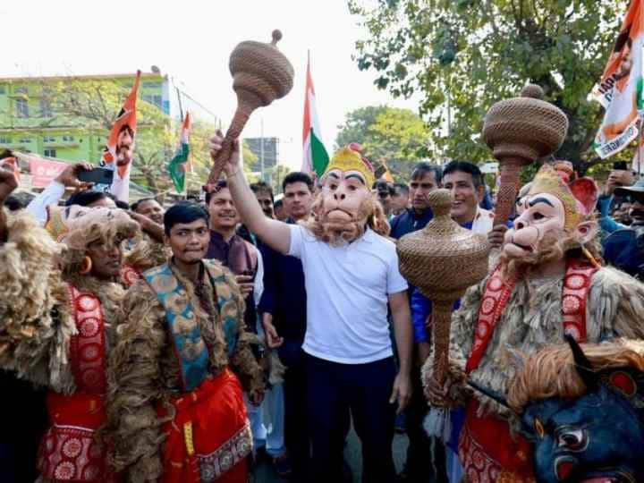 Rahul Gandhi: भारत जोड़ो न्याय यात्रा के बीच राहुल गांधी ने असम में ब्रह्मपुत्र नदी में नाव की यात्रा की. उन्होंने नाव में यात्रा करते हुए अपनी तस्वीरें सोशल मीडिया पर शेयर की हैं.