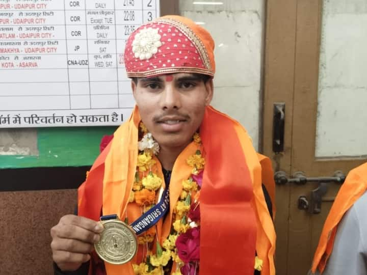 Udaipur Daily Wage Laborer Son won Gold Medal in 67th National School Judo Competition U19 ann Rajasthan News: उदयपुर के दिहाड़ी मजदूर के बेटे का जूडो में गोल्डन पंच, जानें- पीटी टीचर ने कैसे फर्श से अर्श पर पहुंचाया?