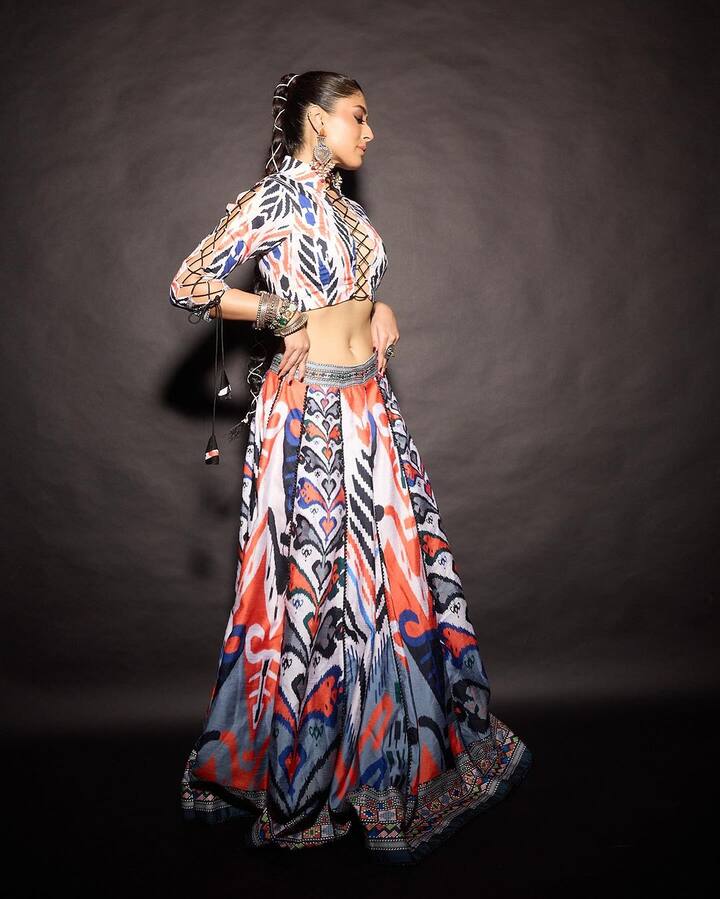 શાનદાર મલ્ટિકલર આઉટફીટમાં એક્ટ્રેસ ગ્લેમરસ અંદાજમાં પોઝ આપતી જોવા મળે છે.