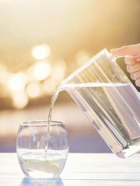 सर्दियों में कितने लीटर पानी पीना रहेगा सही?