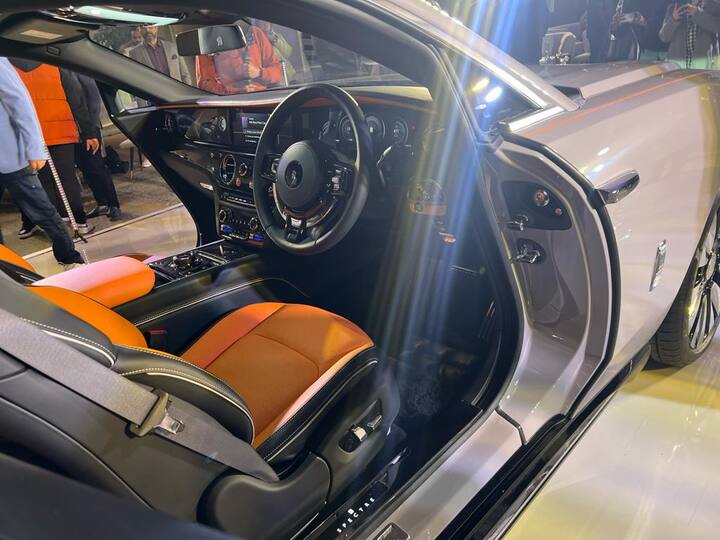 रोल्स-रॉयस ने भारत में अपनी पहली ऑल-इलेक्ट्रिक लग्जरी कूप को लॉन्च कर दिया है. यह सबसे महंगी ईवी है जिसे आप 7.5 करोड़ रुपये के बेस प्राइस पर खरीद सकते हैं.