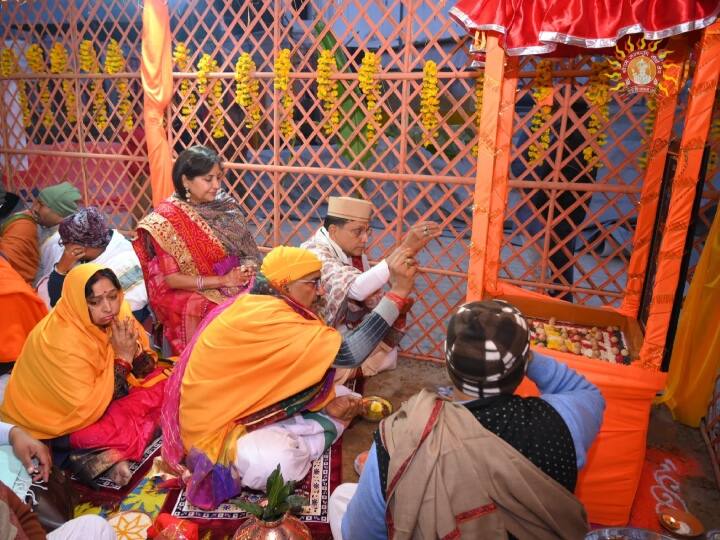 इस यज्ञशाला की बेहद भव्य तस्वीरें सामने आईं है, जिसमें पूरे परिसर को खूबसूरत लाइट्स और फूलों से सजाया गया है.