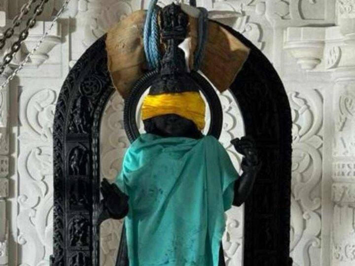 2. यह विग्रह कितना ऊंचा है? मर्यादा पुरुषोत्तम के बाल स्वरूप वाली यह मूर्ति 51 इंच की है.