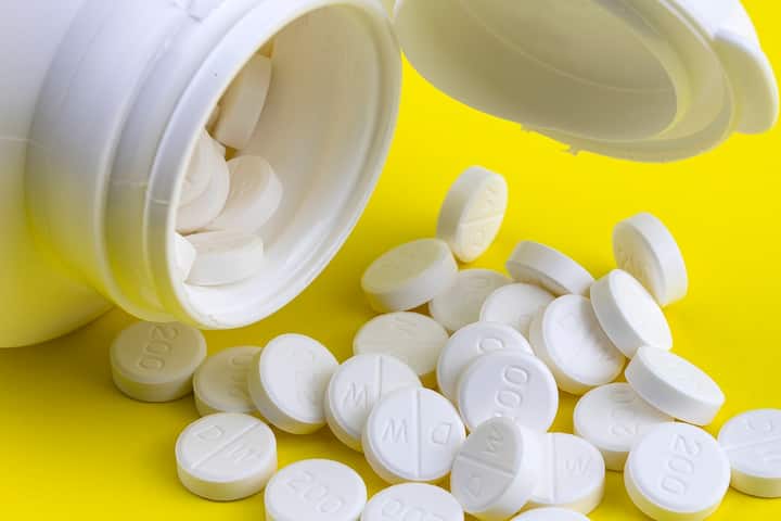 অ্যান্টিবায়োটিকের (Antibiotics Usage) যথেচ্ছ ব্য়বহারে অজান্তেই শরীরে বাসা বাঁধছে মাল্টি ড্রাগ রেসিস্ট্যান্স ব্যাকটেরিয়া (Antibiotic Resistance)। ফলে চিরোগীর প্রাণ সংশয়ের আশঙ্কাও দেখা দিচ্ছে। এই পরিস্থিতিতে প্রেসক্রিপশন (Prescription) ছাড়া ওষুধের দোকানে অ্য়ান্টিবায়োটিক বিক্রি বন্ধের এবং ব্যবহার রুখতে নজরদারি বাড়ানোর সিদ্ধান্ত আগেই নিয়েছিল রাজ্য় স্বাস্থ্য দফতর।