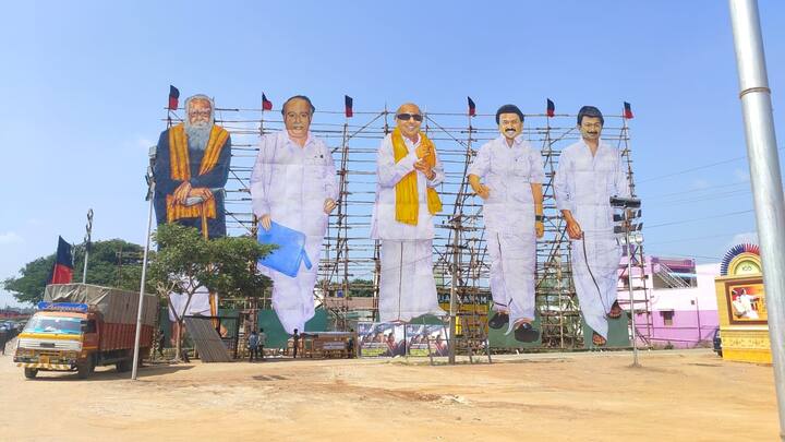 மாநாடு மைதானத்தில் முன்னாள் அமைச்சர் வீரபாண்டி ஆறுமுகம் பெயரில் அமைக்கப்பட்டுள்ள 100 அடி கொடிக்கம்பம் மற்றும் பெரியார், அண்ணா, கலைஞர், அன்பழகன் முழு உருவ சிலைகள் அமைக்கப்பட்டுள்ளது.