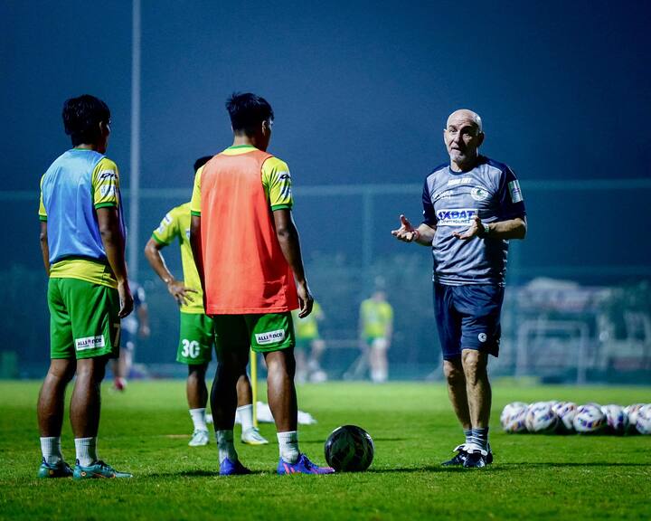 ইস্টবেঙ্গল যেখানে পাঁচ গোল দিয়ে তিন গোল খেয়েছে, সেখানে মোহনবাগান চার গোল দিয়ে দুই গোল খেয়েছে। একটি গোল বেশি দেওয়ার কারণেই শুক্রবার ভুবনেশ্বরের কলিঙ্গ স্টেডিয়ামে এক ধাপ এগিয়ে থেকে নামছে লাল-হলুদ শিবির। 
