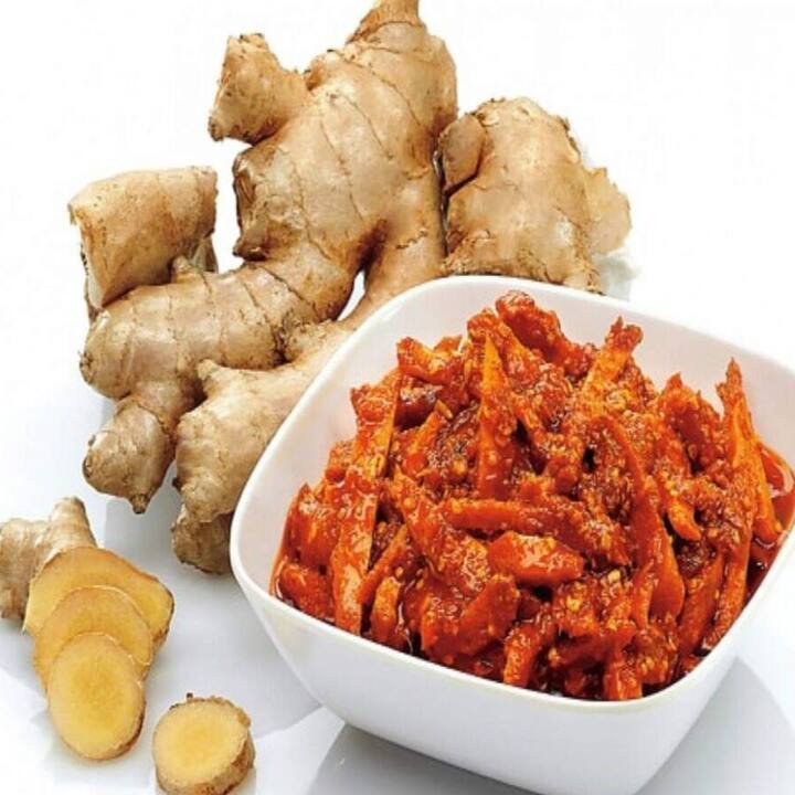 ਅਦਰਕ ਬਲੱਡ ਸ਼ੂਗਰ ਦੇ ਪੱਧਰ ਨੂੰ ਘਟਾਉਣ ਅਤੇ ਇਨਸੁਲਿਨ ਸੰਵੇਦਨਸ਼ੀਲਤਾ ਨੂੰ ਬਿਹਤਰ ਬਣਾਉਣ ਵਿੱਚ ਮਦਦ ਕਰ ਸਕਦਾ ਹੈ। ਇਹ ਸ਼ੂਗਰ ਵਾਲੇ ਮਰੀਜ਼ਾਂ ਲਈ ਇੱਕ ਲਾਭਦਾਇਕ ਕੁਦਰਤੀ ਉਪਚਾਰ ਬਣਾ ਸਕਦਾ ਹੈ।