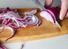 કાચી ડુંગળી ખાવાના અનેક છે ફાયદાઓ, જાણો એક દિવસમાં કેટલી ડુંગળી ખાવી જોઇએ?