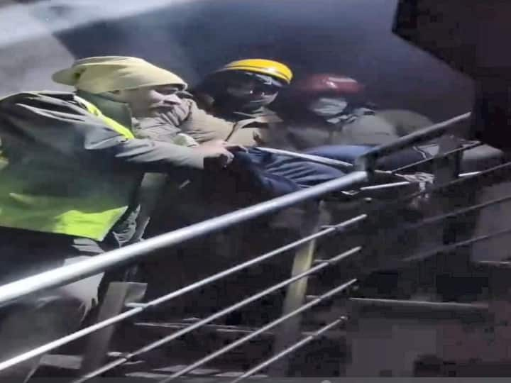 Pitampura Fire Delhi: दिल्ली के पीतमपुरा में जेडपी ब्लॉक के एक घर में आग लग गई. आग 4 मंजिला इमारत की ऊपरी मंजिल और पहली मंजिल पर लगी थी. इसमें 6 लोगों की मौत हो गई, जिसमें चार महिलाएं हैं.