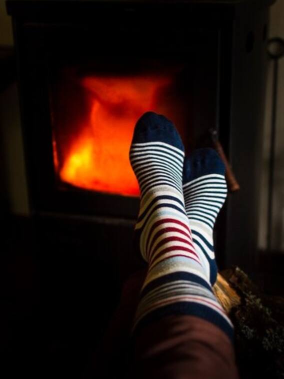 ठंड में आप भी आग से सेकते हैं पांव? इस समस्या का शिकार ना बन जाएं