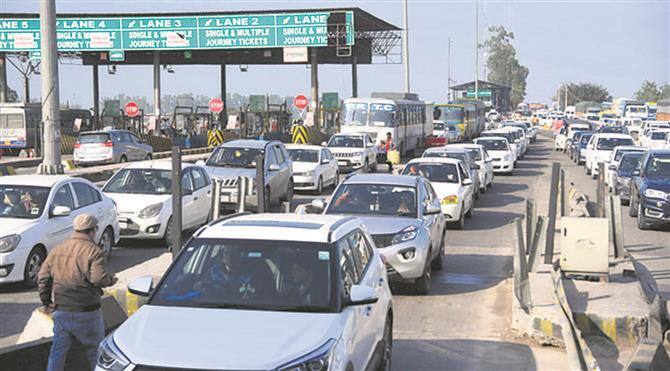 toll collection crossed 50 thousand crore mark by January likely to collect 62 thousand crore nhai highway toll plaza marathi  Toll Collection : रेकॉर्डब्रेक टोल वसुली, जानेवारीपर्यंत 50 हजार कोटींचा टप्पा ओलांडला, 62 हजार कोटी जमा होण्याची शक्यता 