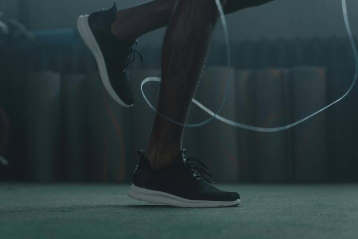 दोरीवर उडी मारण्याचा आणखी एक फायदा असा आहे की एकदा तुम्ही योग्य तंत्र शिकलात की ते खरोखर मजेदार आणि सोपे होऊ शकते. [Photo Credit : Pexel.com]