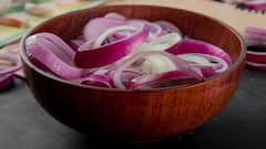 કાચી ડુંગળી ખાવાના અનેક છે ફાયદાઓ, જાણો એક દિવસમાં કેટલી ડુંગળી ખાવી જોઇએ?