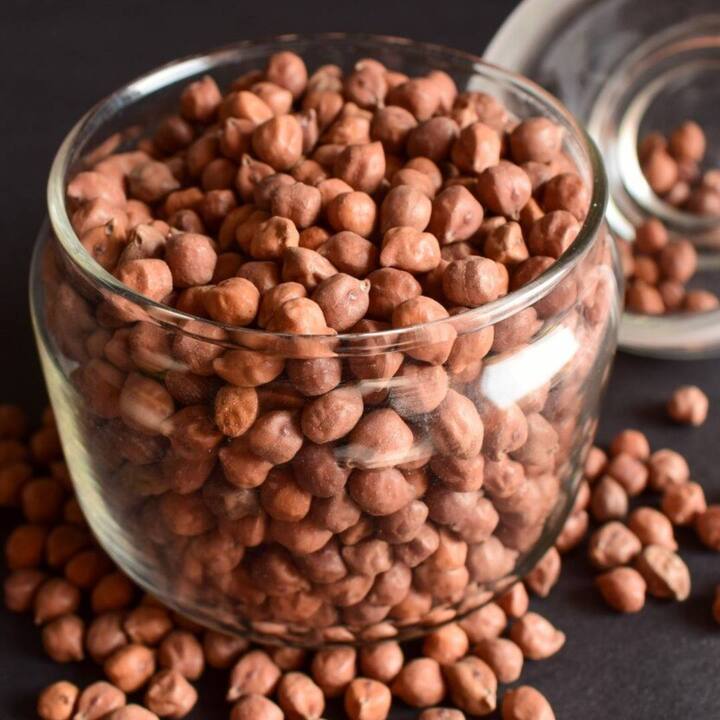 Black Chickpeas ਕਾਲੇ ਛੋਲਿਆਂ ਵਿੱਚ ਪ੍ਰੋਟੀਨ ਅਤੇ ਫਾਈਬਰ ਕਾਫੀ ਮਾਤਰਾ ਵਿੱਚ ਹੁੰਦੇ ਹਨ, ਜੋ ਸਰੀਰ ਨੂੰ ਊਰਜਾ ਪ੍ਰਦਾਨ ਕਰਦੇ ਹਨ। ਇਹਨਾਂ ਵਿੱਚ ਆਇਰਨ, ਫੋਲੇਟ ਅਤੇ ਐਂਟੀਆਕਸੀਡੈਂਟਸ ਮੀਟ ਨਾਲੋਂ ਵੀ ਜ਼ਿਆਦਾ ਹੁੰਦੇ ਹਨ।