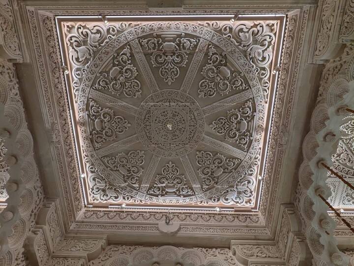 अयोध्या का राम मंदिर तीन मंजिला बन रहा है. प्रत्येक मंजिल की ऊंचाई 20 फीट रहेगी. पूरे मंदिर में कुल 392 खम्भे और 44 द्वार होंगे.