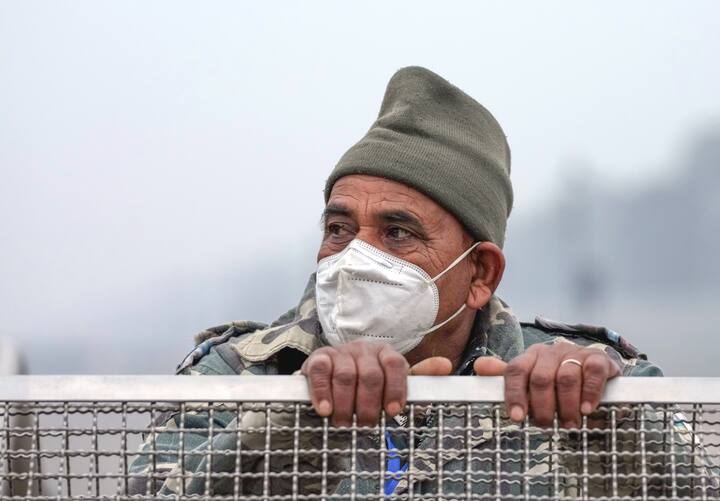 भारत मौसम विज्ञान विभाग ने बताया कि राष्ट्रीय राजधानी दिल्ली में शुक्रवार को न्यूनतम तापमान 7.1 डिग्री सेल्सियस दर्ज किया गया, जो मौसमी औसत से एक डिग्री कम है.