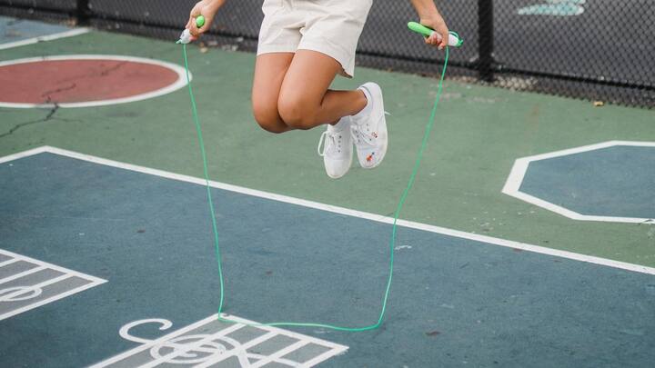 Jumping rope : दोरीवर उडी मारण्याचा सराव झाला की खूप मजा येते. दोरीवर उडी मारणे ही एक सोपी पद्धत आहे जी उत्तम कसरत मिळविण्यासाठी वापरली जाऊ शकते. दोरी वरील उड्या मारल्याने पुढील फायदे होतात.