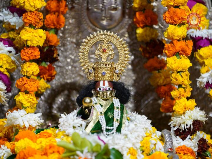 भूतल में गर्भगृह बनाया गया है, जहां प्रभु श्रीराम के बाल रूप यानी श्रीरामलला विराजमान होंगे. वहीं प्रथम तल में गर्भगृह के ऊपर श्रीराम दरबार होगा. जहां पर माता जानकी और भाई लक्ष्मण के साथ भगवान श्रीराम राजा के रूप में विराजेंगे. यहां वीर हनुमान भी बैठे नजर आएंगे.