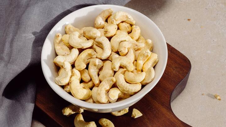 Disadvantages of cashew nuts : जास्त काजू खाण्याचे तोटेही समजून घेतले पाहिजेत. एका दिवसात तुमच्या शरीराला आवश्यकतेपेक्षा जास्त काजू खाल्ल्याने तुम्हाला अनेक समस्यांना सामोरे जावे लागू शकते.