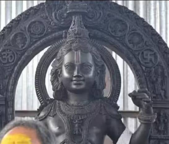 ਇਹ ਮੂਰਤੀ ਪੂਰੀ ਤਰ੍ਹਾਂ ਰਾਮਲਲਾ ਦੇ ਅਸਲੀ ਰੂਪ ਵਰਗੀ ਲੱਗਦੀ ਹੈ। ਇਸ ਤਸਵੀਰ ਵਿੱਚ 5 ਸਾਲ ਦੇ ਬੱਚੇ ਦੇ ਰੂਪ ਵਿੱਚ ਭਗਵਾਨ ਰਾਮ ਦੇ ਮੁਸਕਰਾਉਂਦੇ ਚਿਹਰੇ ਦੀ ਝਲਕ ਦਿਖਾਈ ਦੇ ਰਹੀ ਹੈ।