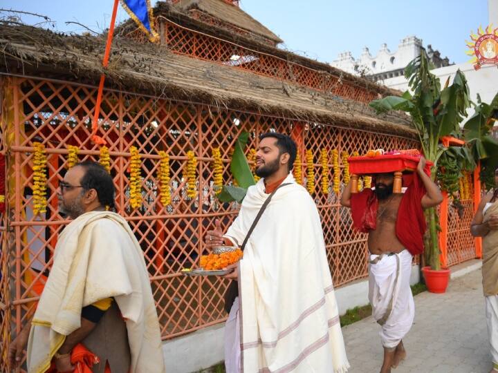 श्रीराम जन्मभूमि में ये यज्ञशाला मंदिर के ईशानकोण पर स्थित हैं, जहां पिछले तीन दिनों से यज्ञ और हवन किया जा रहा है.