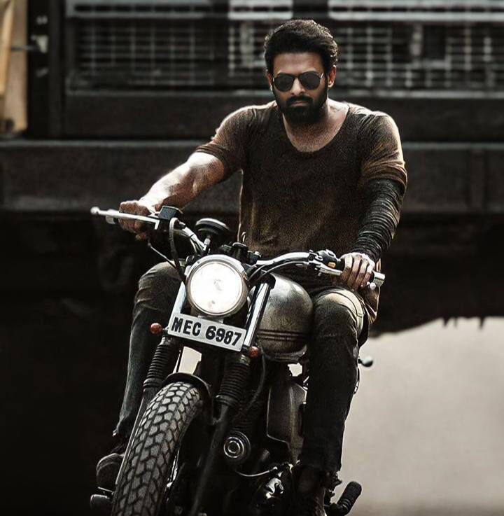 கே.ஜி.எஃப் புகழ் பிரஷாந்த் நீல், பிரபாஸ், பிரித்திவிராஜ் சுகுமாரன் உள்ளிட்ட பல நடிகர்களை வைத்து சலார் படத்தை இயக்கினார்.